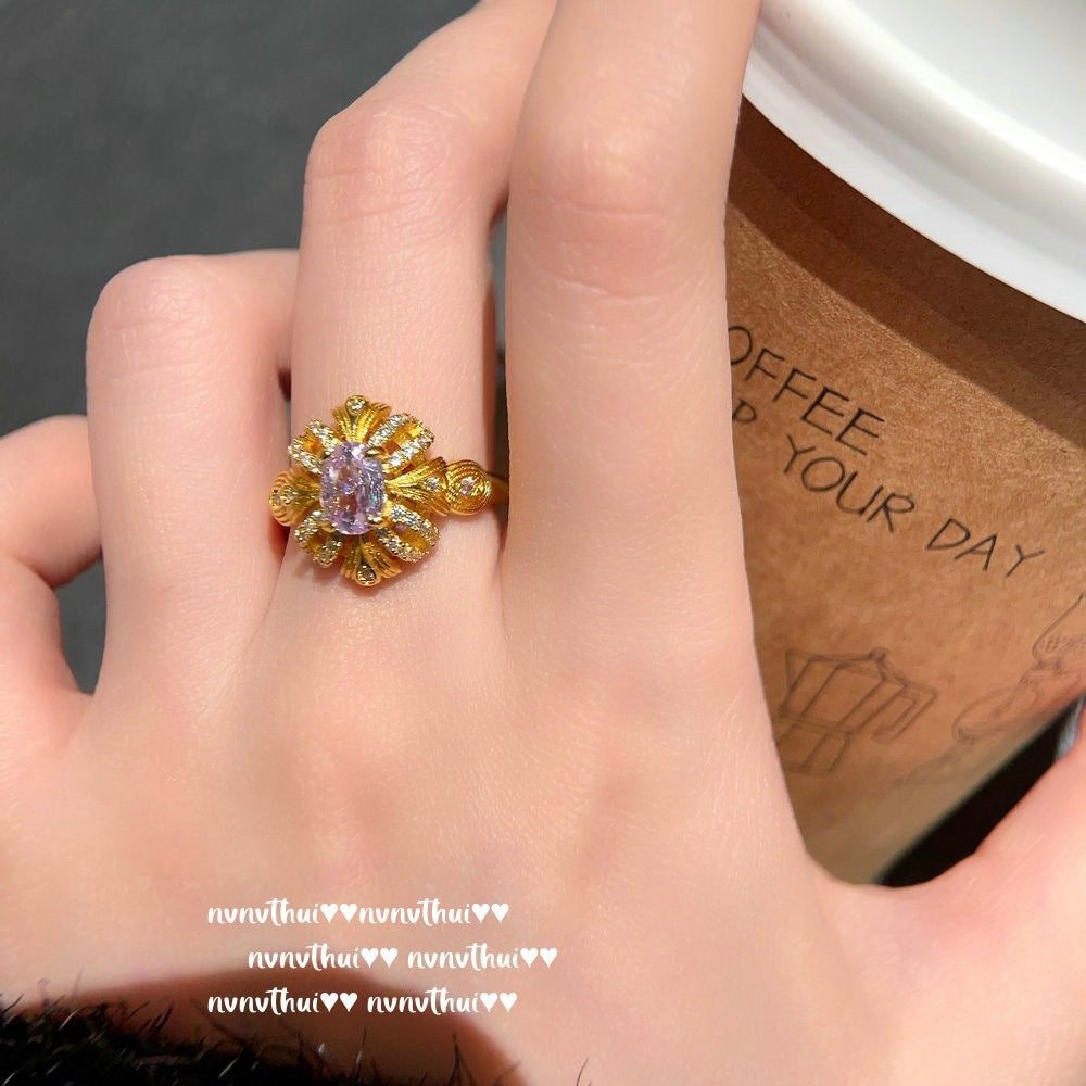 Austrian honeycomb, Bauhinia ribbon, blooming flowers, Sotheby's. Honeycomb engraved zircon necklace.