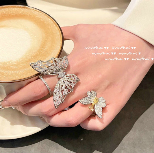 A dazzling gemstone ring butterfly-shaped wings, 18K gold-plated, romantic full of diamonds, enamel, adjustable